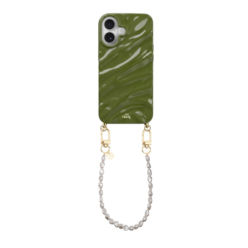 Groen glanzend iPhone hoesje met golvend design en kort parelkoord met gouden sluitingen.