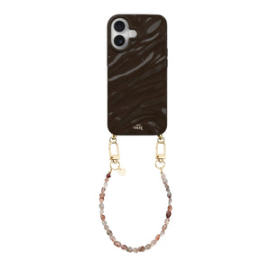 Glanzende bruine iPhone 17 hoes met golvend design en kort Soft Taupe kralenkoord met gouden haakjes.