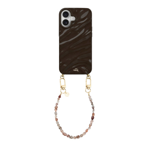 Glanzende bruine iPhone 17 hoes met golvend design en kort Soft Taupe kralenkoord met gouden haakjes.