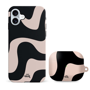 xoxo Wildhearts - xoxo Wildhearts telefoonhoesje geschikt voor iPhone 16 met AirPods Pro (2) hoesje - set - Ride With Me - Double Layer - Telefoonhoesje met dubbele beschermlaag - Golvend patroon case - Zwart en beige
