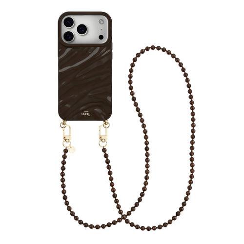 Glanzend bruin iPhone 17 Pro hoesje met golvend patroon en lang Brown Sugar kralenkoord.
