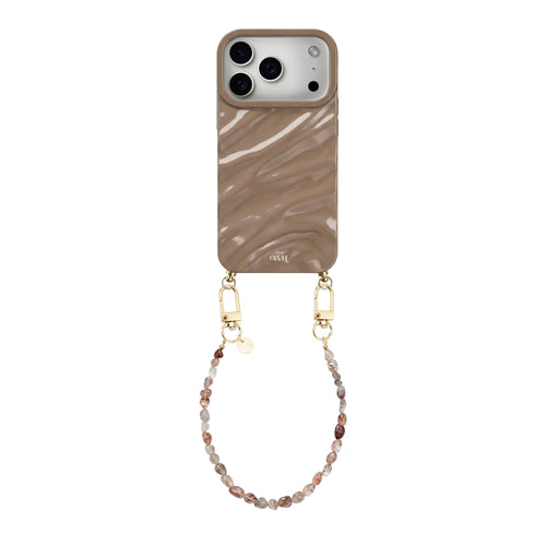 Glanzende taupe iPhone 17 Pro hoes met golvend patroon en kort Soft Taupe kralenkoord met gouden haakjes.