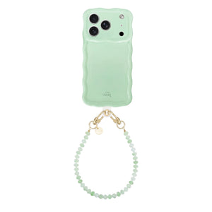 Glossy Wavy Case Sage Sorbet voor iPhone 17 Pro met kort Dusty Green kralenkoord.