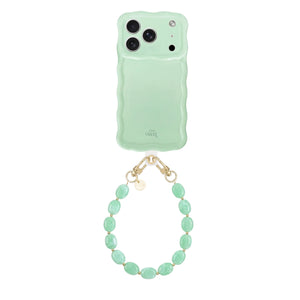Glanzende saliegroene iPhone 17 Pro hoesje met golvend design en kort Ocean Mint kralenkoord.