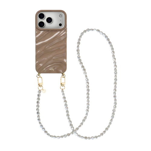 Taupe Glaze iPhone 17 Pro case met golvend patroon, gouden details en lang Pearlfection parelkoord.