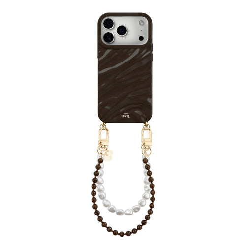 Glanzend bruin iPhone 17 Pro Max hoesje met golvend patroon en een parelkoord van bruine en witte parels.