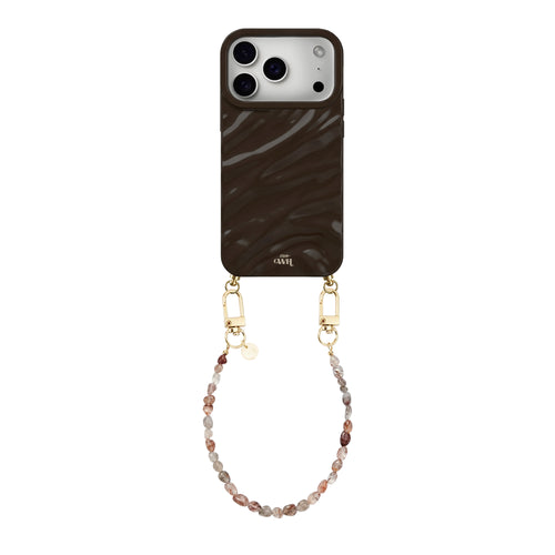 Glanzend bruin iPhone 18 Pro Max hoesje met golvend patroon en kort Soft Taupe kralenkoord.