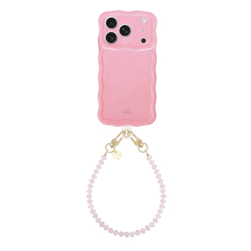Glanzend lichtroze iPhone 17 Pro hoesje met golvende randen en een kort roze kralenkoord.