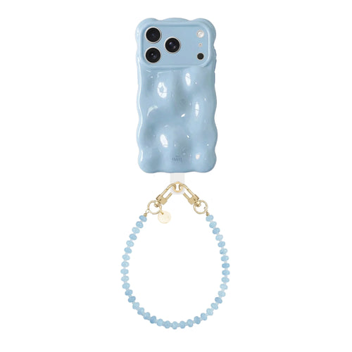Lichtblauwe Bubbly iPhone 17 Pro case met golvende textuur en een kort Dusty koord van lichtblauwe kralen.
