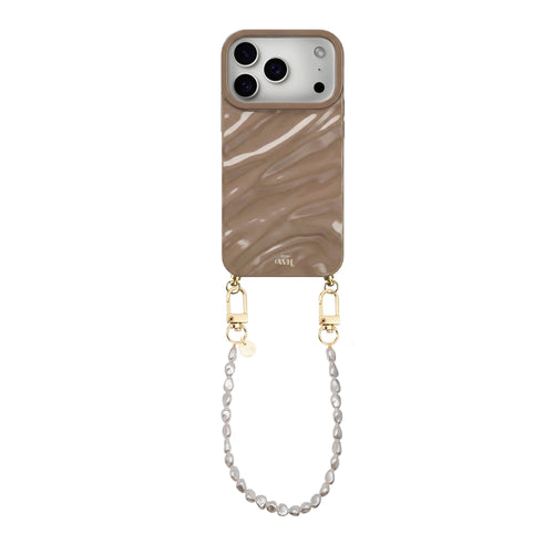 Taupe Glaze iPhone 17 Pro hoesje met golvend patroon en korte Pearlfection parelkoord.
