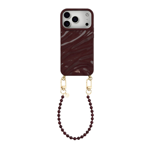 Glanzende bordeauxrode iPhone 17 Pro Glaze Cord Case met kort Burgundy Muse kralenkoord en gouden haakjes.