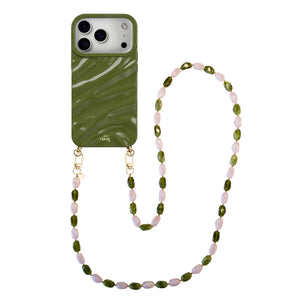 Glanzende donkergroene iPhone 17 Pro hoes met Rose Quartz en groene kralen koord.