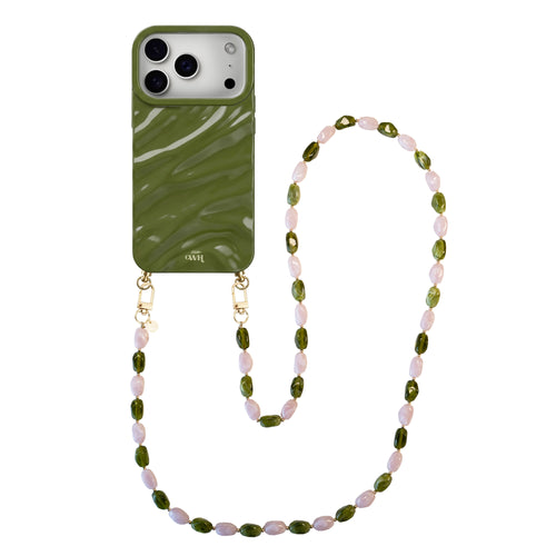 Glanzende donkergroene iPhone 17 Pro hoes met Rose Quartz en groene kralen koord.