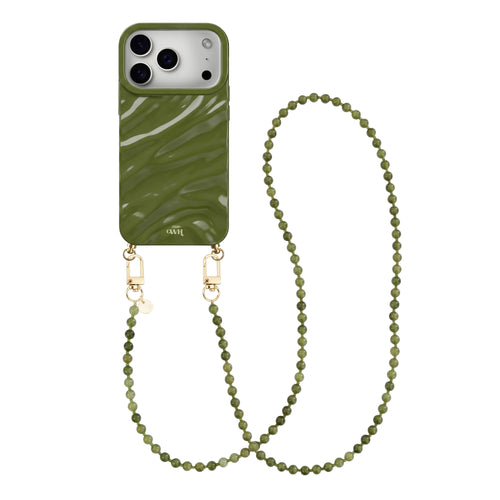 Glanzende donkergroene iPhone 18 Pro hoes met golvend patroon en lang Deep Olives kralenkoord.