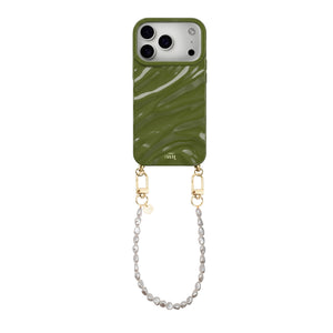 Diepgroene iPhone 17 Pro hoes met glanzende, golvende textuur en een kort parelkoord met gouden details.