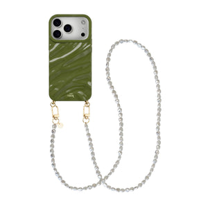 Glanzend diepgroen iPhone 17 Pro hoesje met golvend patroon en een lang wit parelkoord met gouden details.