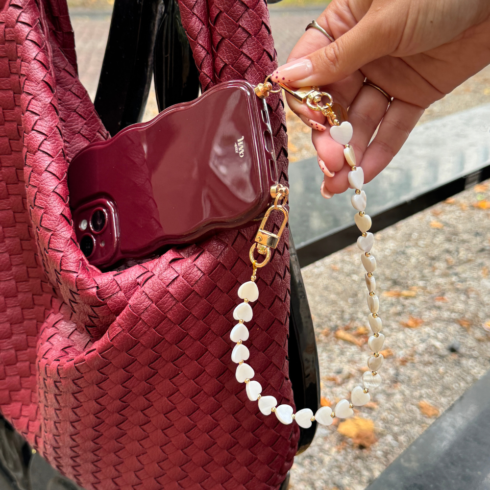 Glossy Wavy Cord Case Burgundy - Shell Hearts - Beige (short) - iPhone 16 Plus