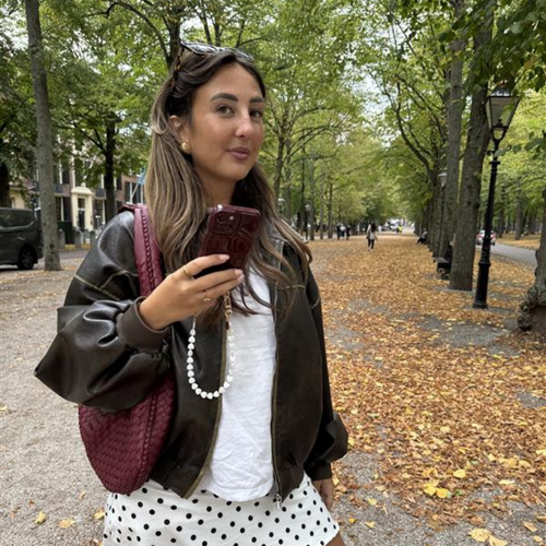 Glossy Wavy Cord Case Burgundy - Shell Hearts - Beige (short) - iPhone 16 Plus