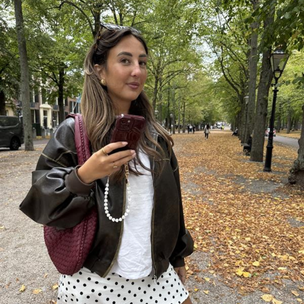 Glossy Wavy Cord Case Burgundy - Shell Hearts - Beige (short) - iPhone 16 Plus