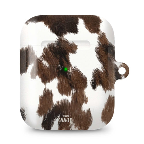 AirPods 1 & 2 hoesje met realistische bruine koeienvacht print en glanzende finish.