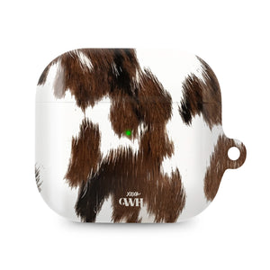 Glanzende AirPods 3 case met realistische bruin-witte koeienvacht print en xoxo GWH logo.