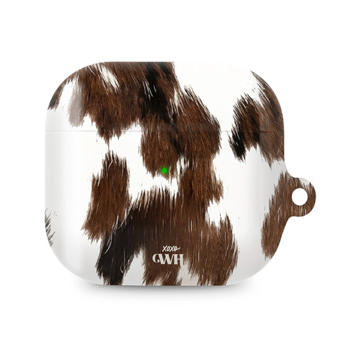 Glanzende AirPods 3 case met realistische bruin-witte koeienvacht print en xoxo GWH logo.