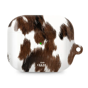 Glanzende AirPods Pro 3 hoes met realistische bruin-witte koeienvacht print en xoxo GWH logo.