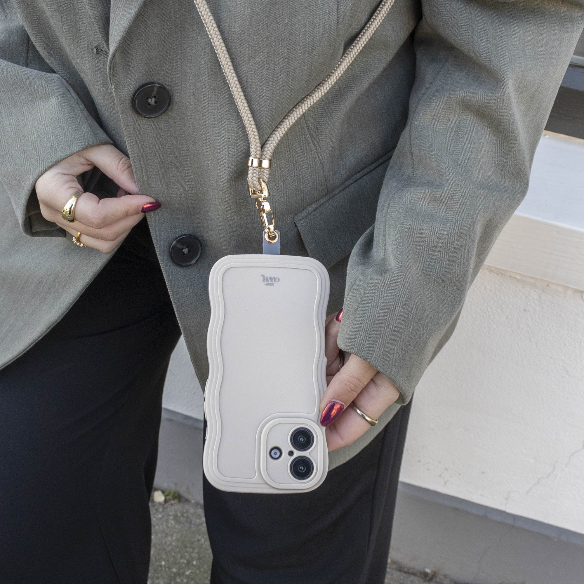 xoxo Wildhearts Wavy case Beige with Cord - iPhone 13 Pro Max