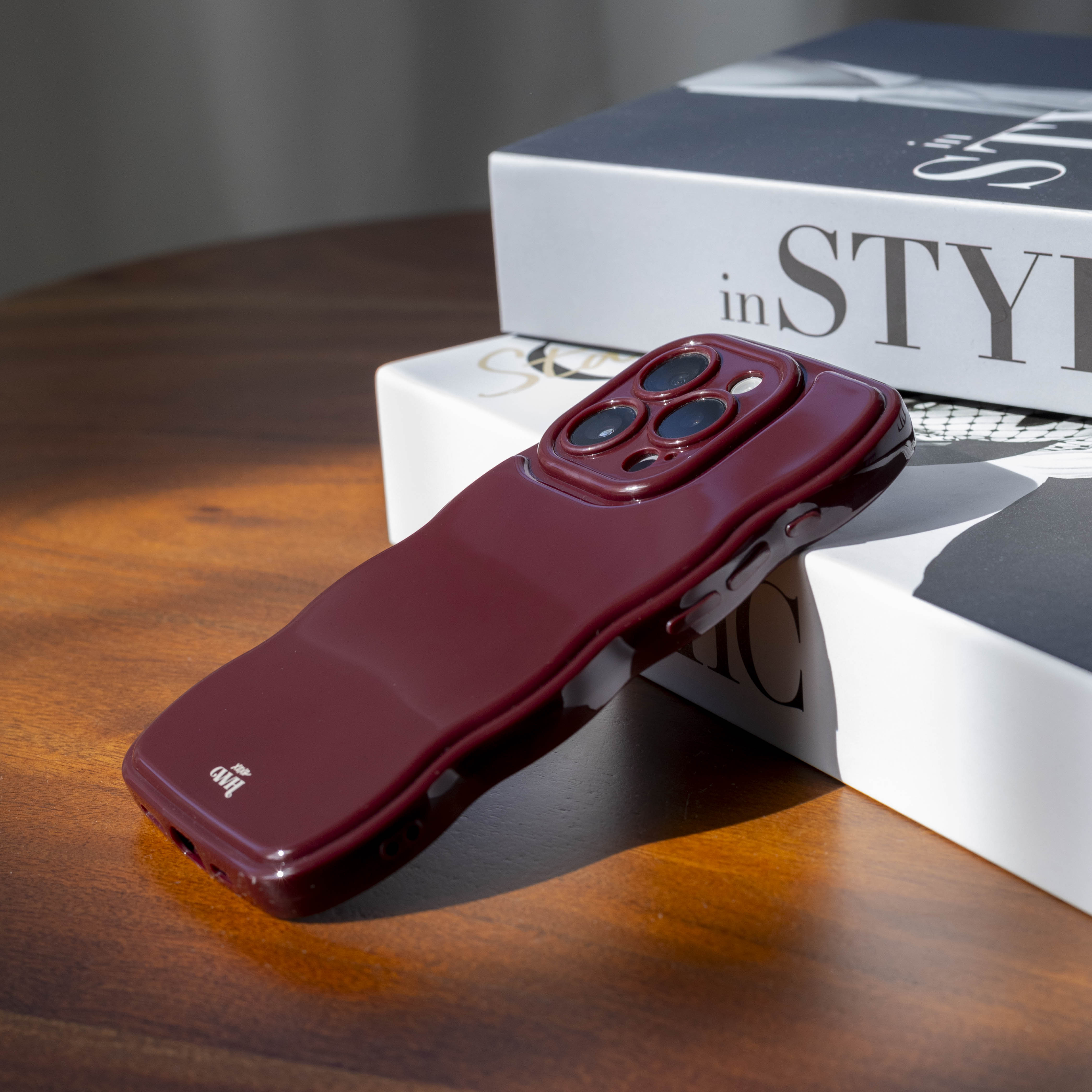 xoxo Wildhearts Glossy Wavy Case Burgundy - iPhone 17