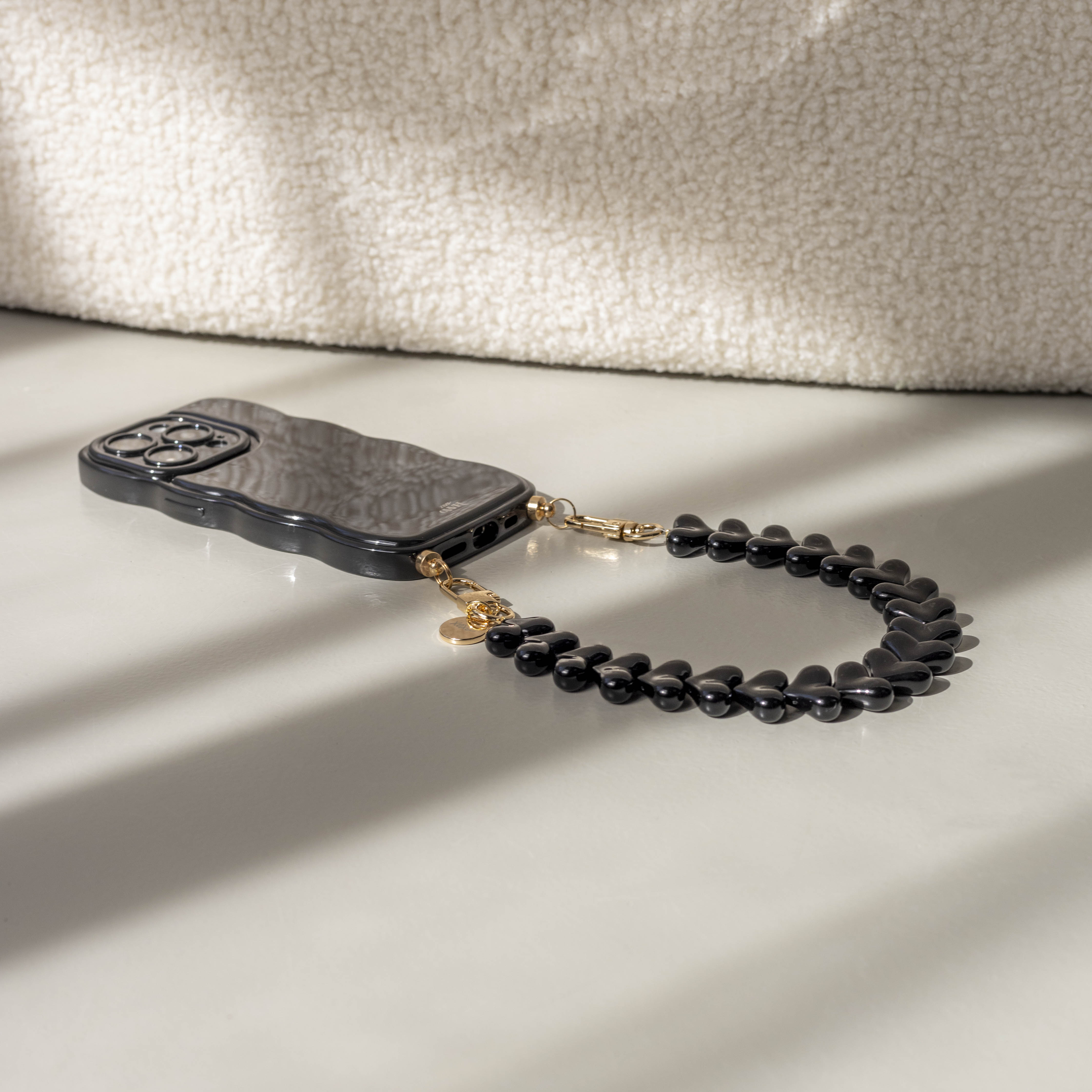 xoxo Wildhearts Glossy Wavy Cord Case Black - Funky Hearts (black) - iPhone 17 Pro