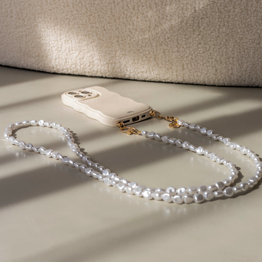 Glossy Wavy Cord Case Beige - Pearlfection (long) - iPhone 17 Pro Max