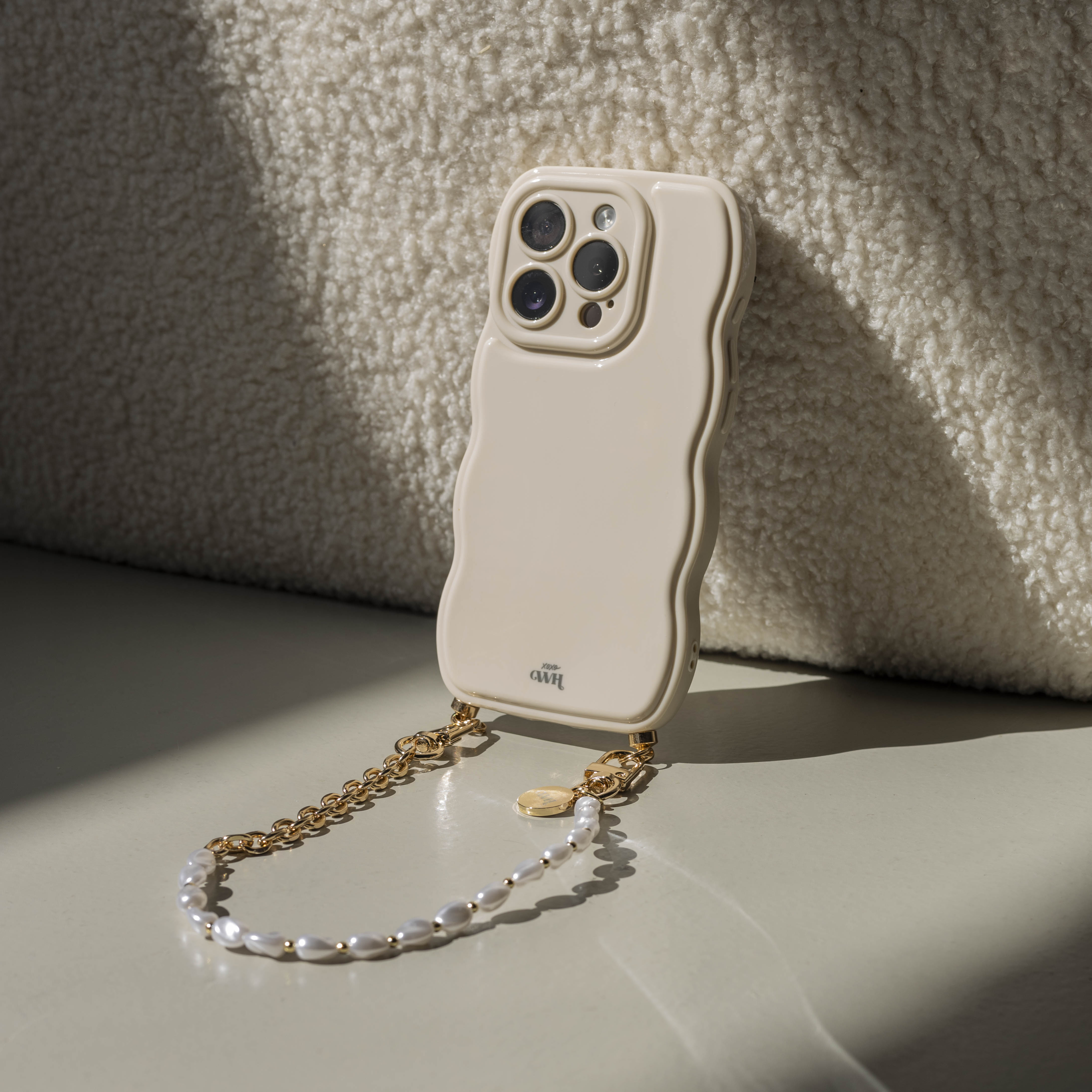 xoxo Wildhearts Glossy Wavy Cord Case Beige - Over The Moon (short) - iPhone 16