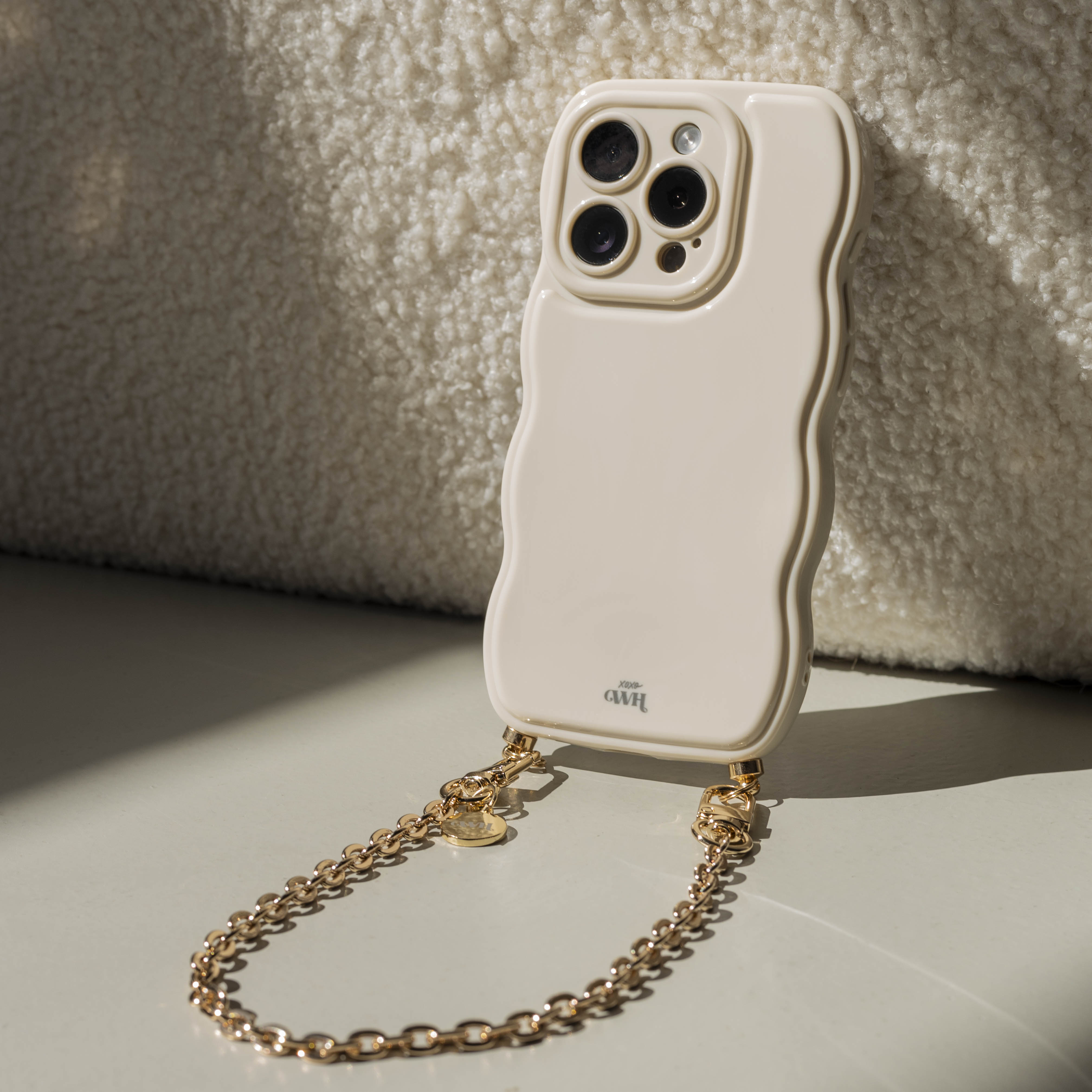 xoxo Wildhearts Glossy Wavy Cord Case Beige - Dreamy (short) - iPhone 17 Pro Max