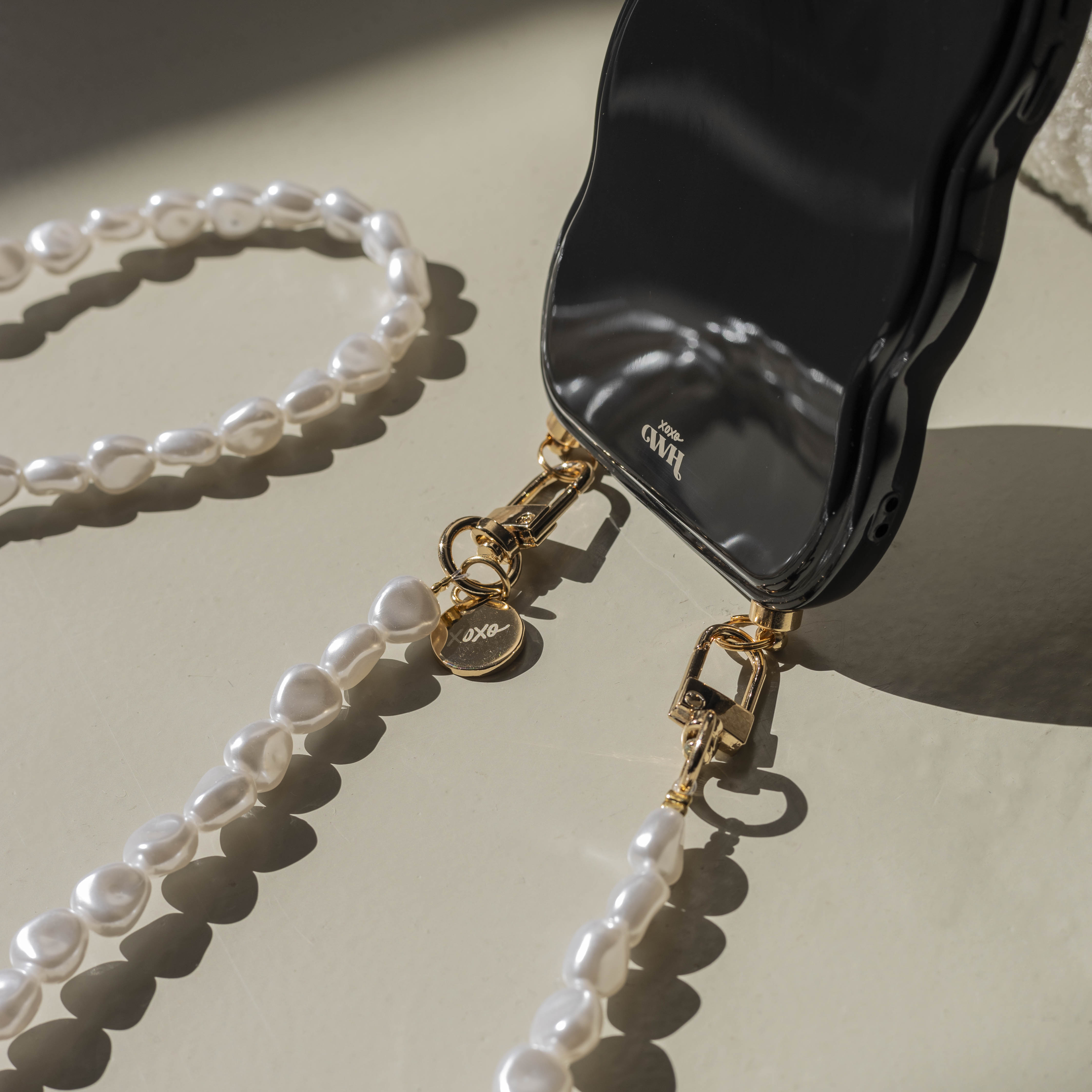 xoxo Wildhearts Glossy Wavy Cord Case Black - Pearlfection (long) - iPhone 17