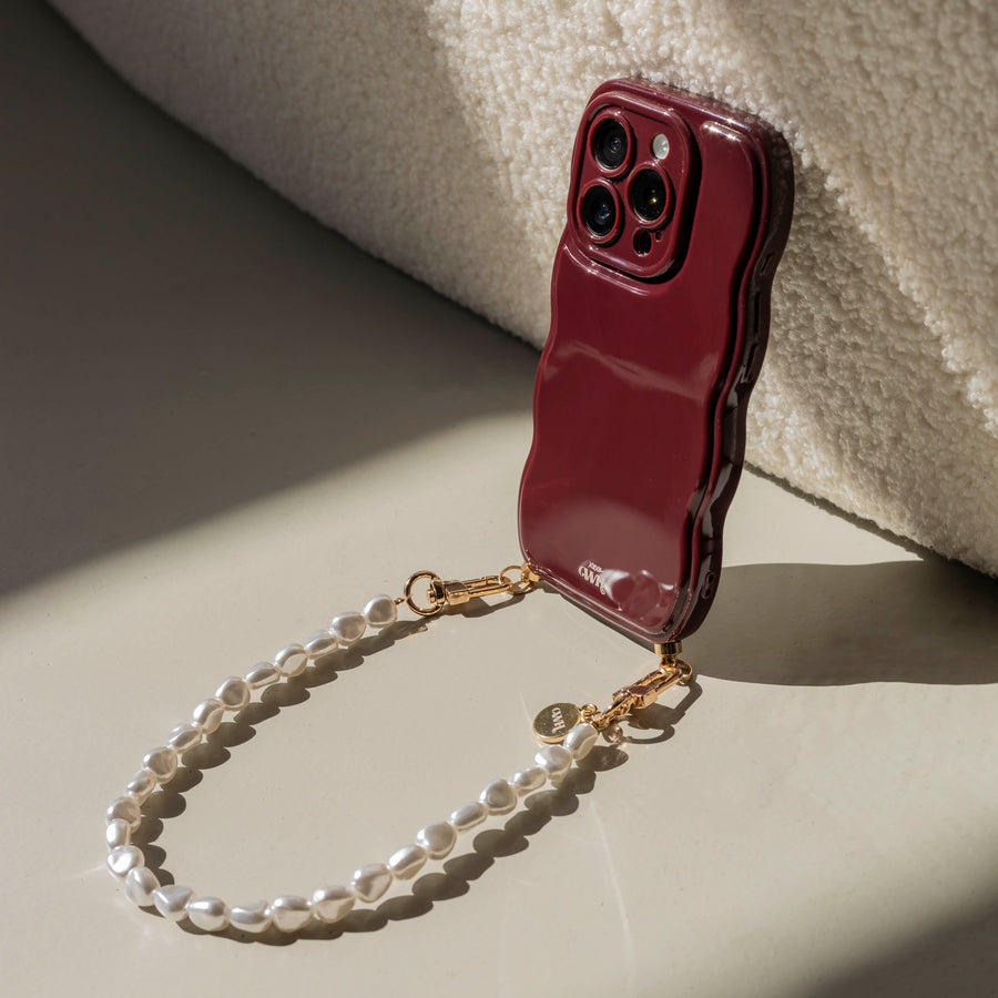 Glossy Wavy Cord Case Burgundy - Pearlfection (short) - iPhone 17
