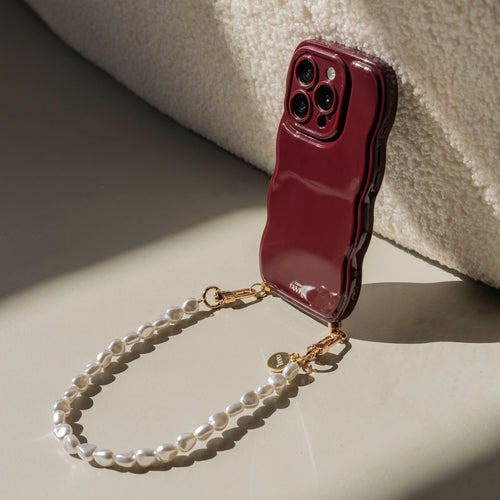 xoxo Wildhearts Glossy Wavy Cord Case Burgundy - Pearlfection (short) - iPhone 17 Pro