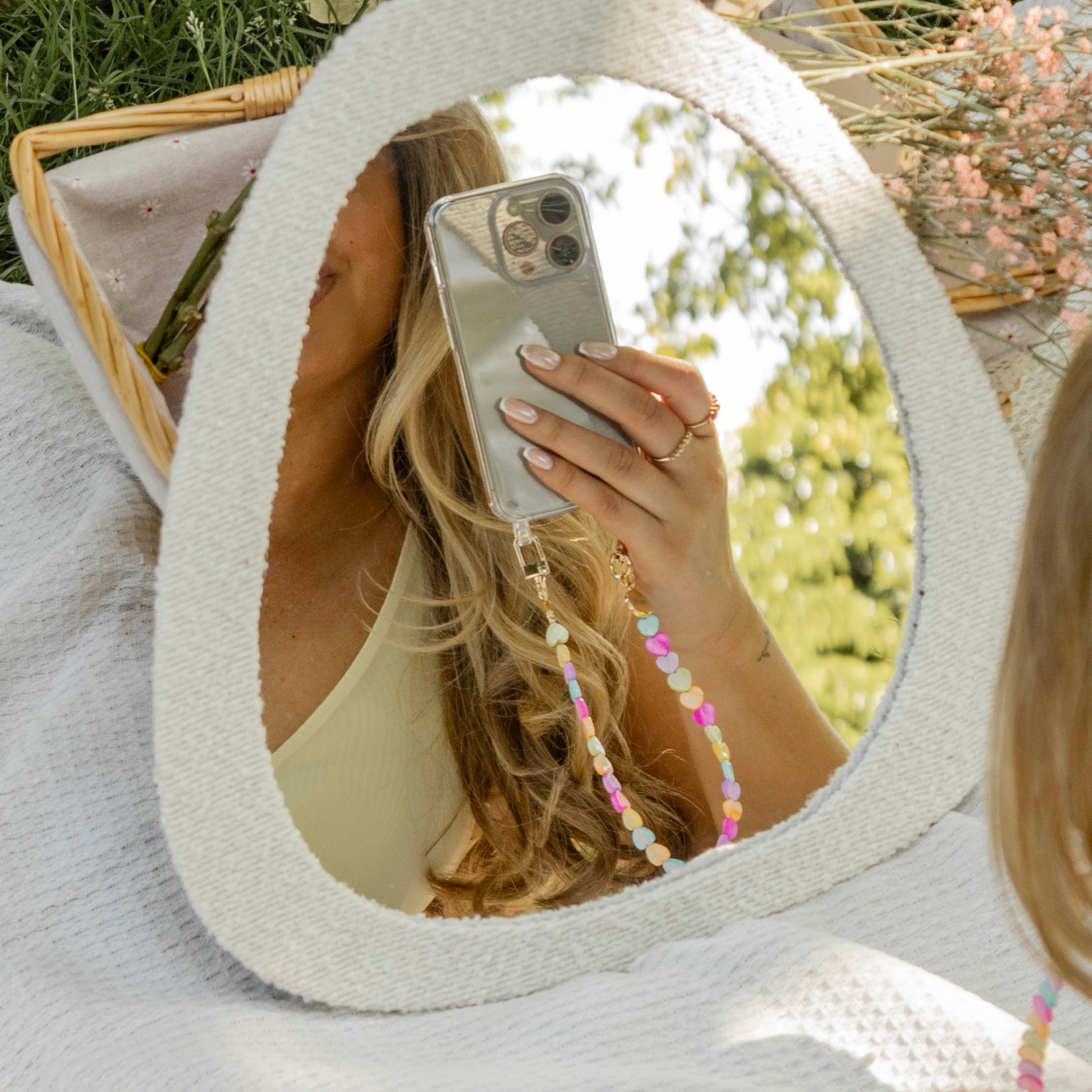 xoxo Wildhearts iPhone 14 Pro - Shell Hearts (Rainbow) Transparant Cord Case - Short cord