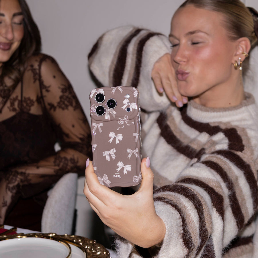 Glossy Wavy Case Midnight Muse - iPhone 15