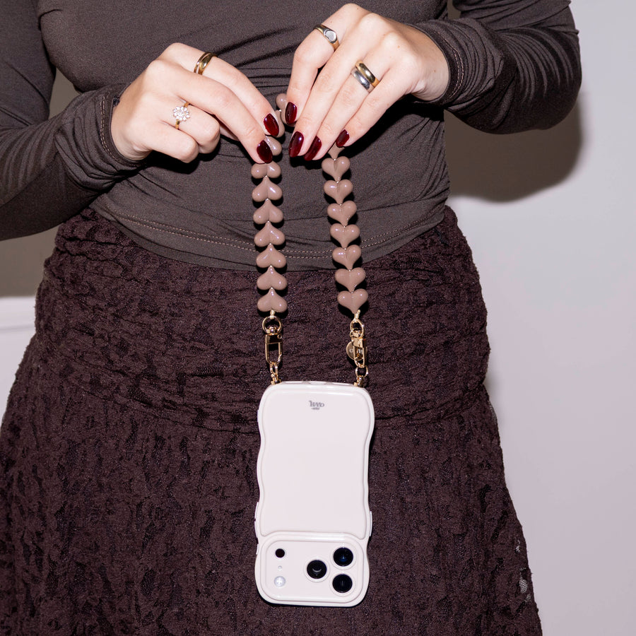 Glossy Wavy Cord Case Beige - Funky Hearts (Dark Brown) - iPhone 17 Air