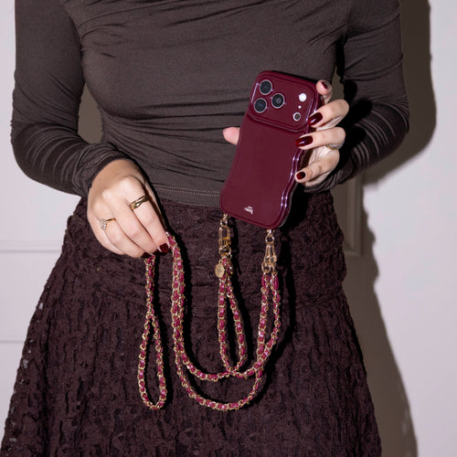 xoxo Wildhearts Glossy Wavy Cord Case Burgundy - Classic Chain Burgundy (long) - iPhone 17 Pro