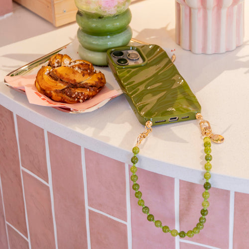 Glanzende donkergroene Glaze Cord Case met kort Deep Olives koord en gouden haakjes.