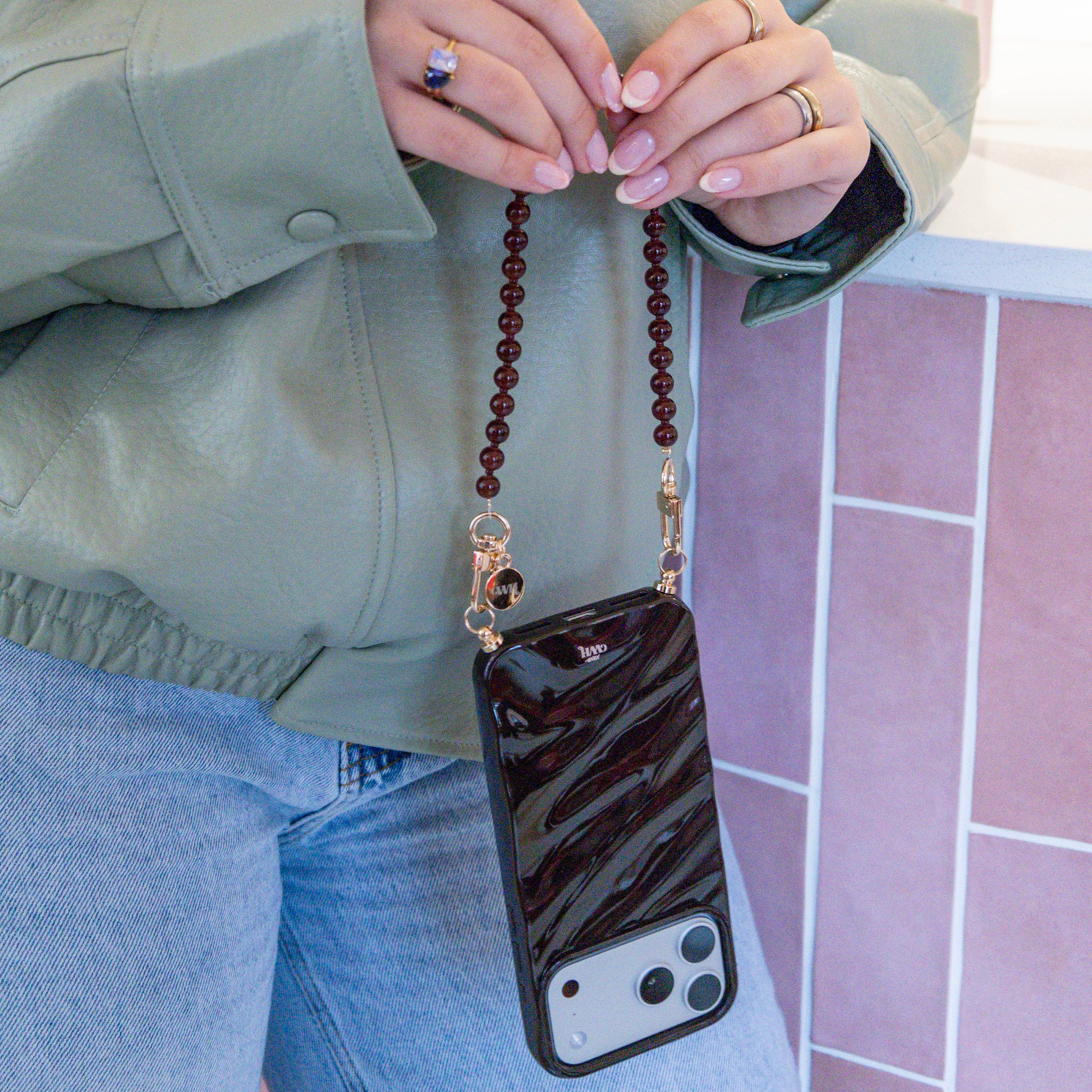 Glanzende bruine Glaze Cord Case met Brown Sugar koord, gedragen door een persoon.