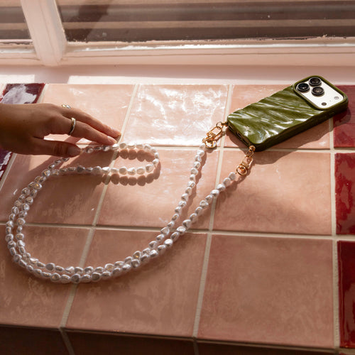Groene Glaze iPhone 12 Pro Max hoesje met golvend design en lang Pearlfection parelkoord.