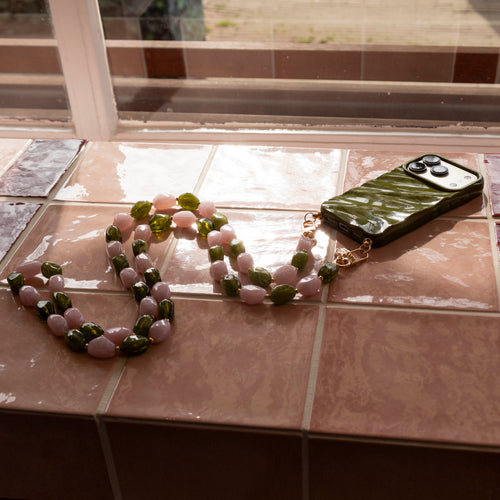 Groene glanzende iPhone 13 Pro hoes met lang Rose Quartz en olijfgroen kralenkoord.