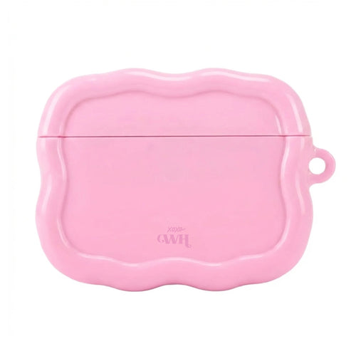 Glanzend zachtroze Bubble Blush AirPods hoesje met organisch bubbeldesign en xoxo GWH logo.
