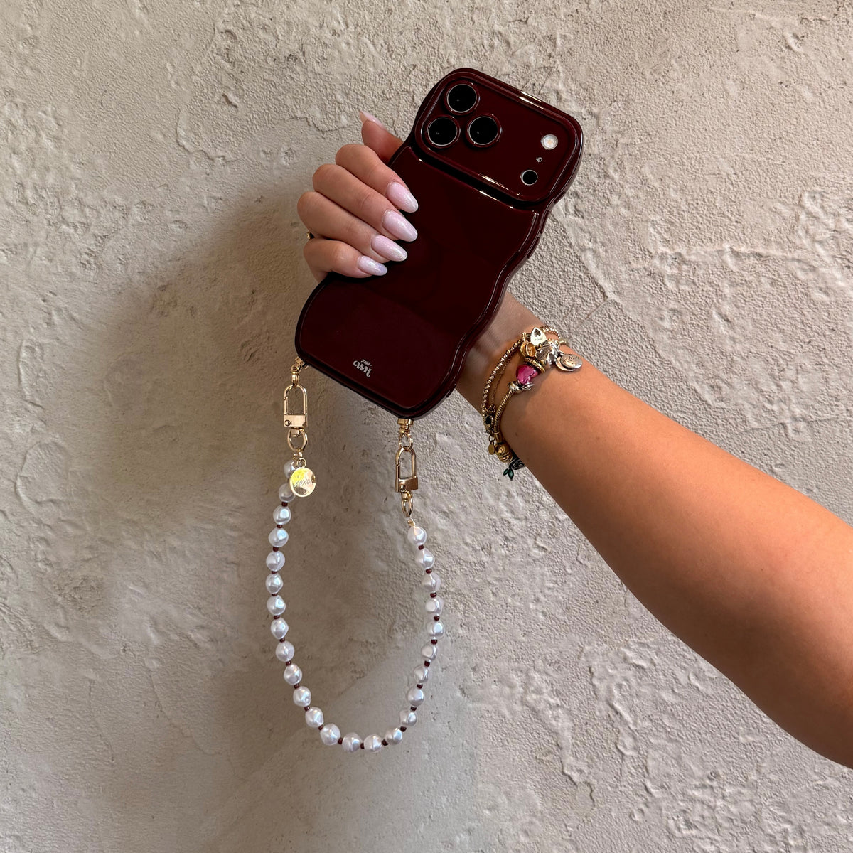 Glossy Wavy Cord Case Burgundy - Pearl Cord (short) - iPhone 14 Plus