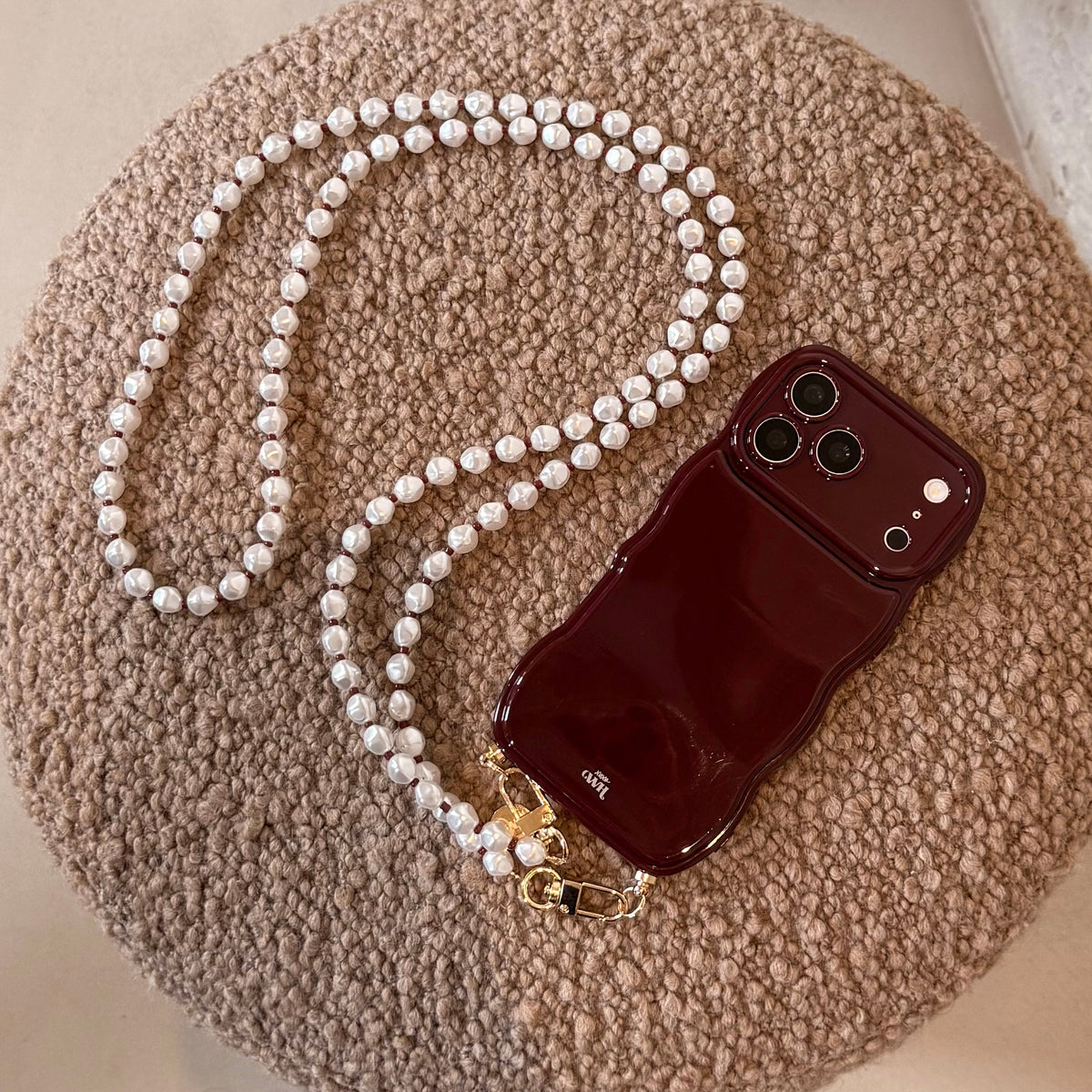 Glossy Wavy Cord Case Burgundy - Pearl Cord (long) - iPhone 14 Plus