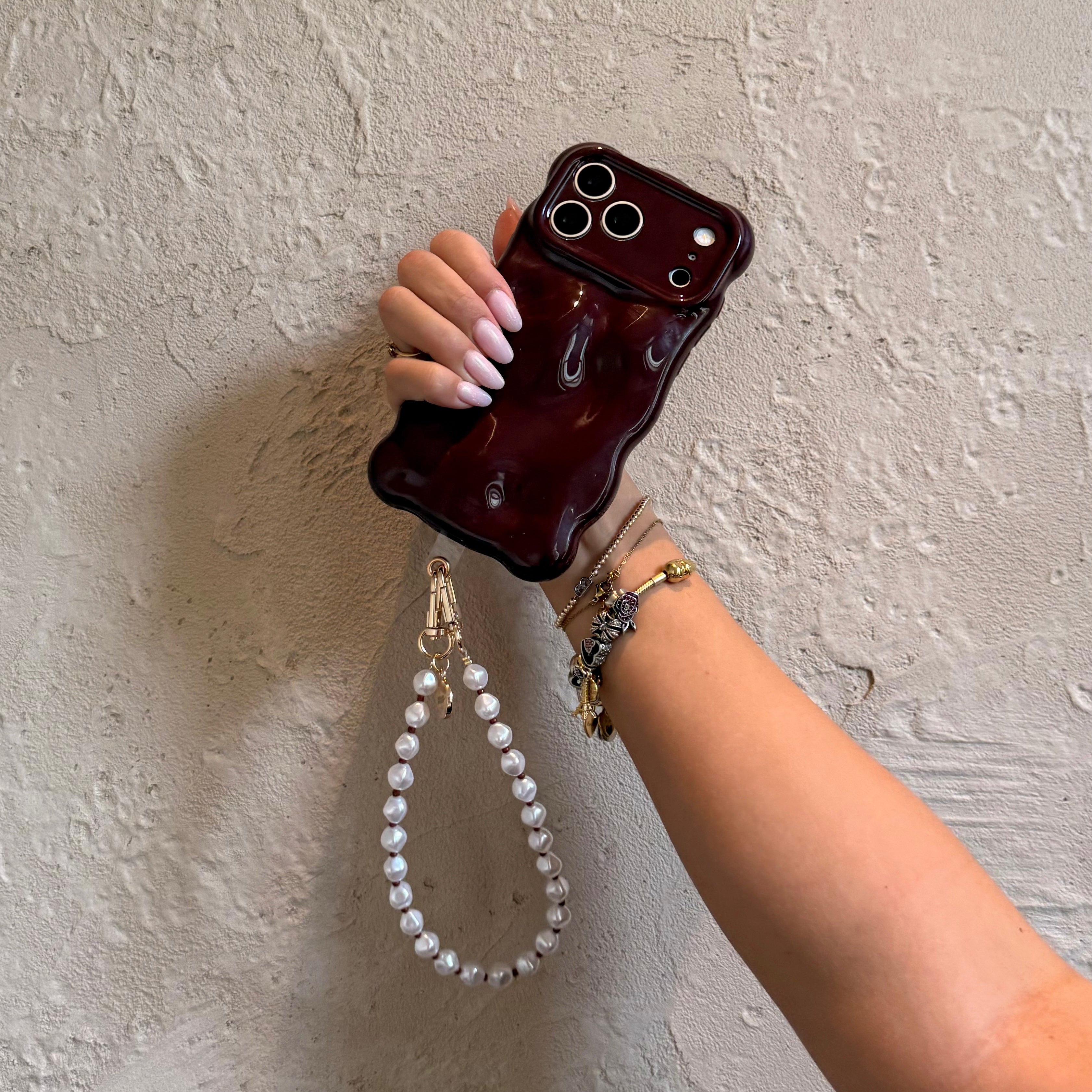 Bubbly case Burgundy - Burgundy Pearl Cord (short) - iPhone 16