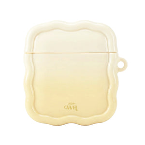 Glanzend zachtgeel Buttercup AirPods hoesje met golvende randen en xoxo GWH logo.