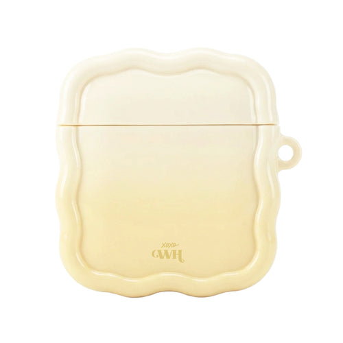Glanzend zachtgeel Buttercup AirPods hoesje met golvende randen en xoxo GWH logo.